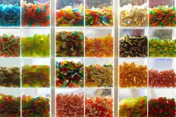 Sich nur von Süßigkeiten zu ernähren, sei sicherlich nicht empfehlenswert, so Psychologin Barthels. Ein Schokoriegel am Tag sei aber auch nicht schlimm. (Illustration) - © Henning Kaiser/dpa