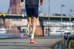 Bei sportlich aktiven Menschen könnte das Risiko für ein orthorektisches Ernährungsverhalten einigen Studien zufolge höher sein. (Illustration) - © Andreas Arnold/dpa