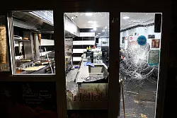 Bei einer pro-kurdischen Demo in Dortmund haben Demonstranten einen Imbiss attackiert. - &copy; Alex Talash/dpa