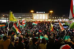 Die Abschlusskundgebung einer pro-kurdischen Demo fand vor dem Dortmunder Hauptbahnhof statt. - &copy; Alex Talash/dpa