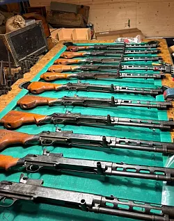 Maschinengewehre wurden sichergestellt. - &copy; Polizei Wuppertal/dpa