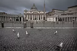 Noch ist der Petersplatz leer. Wenn es einen neuen Papst gibt, wird es anders sein. - © Oliver Weiken/dpa