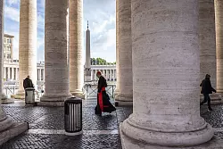 Vor ihrer Isolation im Konklave können die Kardinäle sich am Montag noch einmal frei bewegen. - © Oliver Weiken/dpa
