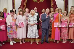 Charles würdigte die Arbeit von Krebshilfeorganisationen. - © Yui Mok/Pool PA/AP/dpa