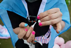 Wenn ein trans Jugendlicher in der Pubertät plötzlich in den Stimmbruch kommt oder ihm Brüste wachsen, kann das sehr belastend sein (Symbolbild). - © Joerg Carstensen/dpa