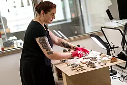 Archäologie in Aktion: Große Fenster geben Einblick in die echte Laborarbeit. - © Fabian Sommer/dpa
