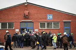 Trotz ungewisser Zukunft ist die Belegschaft froh, dass sich was tut. - © Christian Charisius/dpa