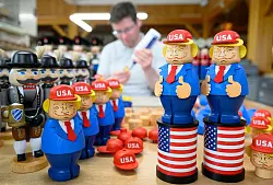 Donald Trump f&uuml;rs Wohnzimmer: Kunsthandwerker in Seiffen widmen dem US-Pr&auml;sidenten eine neue R&auml;ucherfigur. - &copy; Hendrik Schmidt/dpa