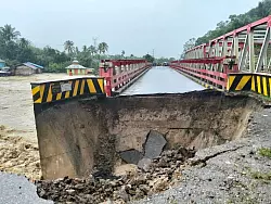 Auf Sumatra wurden Brücken durch die Wucht der Wassermassen schwer beschädigt. - © --/North Tapanuli disaster management agency (BPBD)/dpa