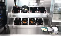 Ein Goodbytz-Roboter bereitet im Universit&auml;tsklinikum in T&uuml;bingen Essen zu. (Archivbild) - &copy; Bernd Wei&szlig;brod/dpa