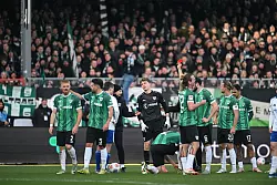 Münster spielte ab der 55. Minute nur noch mit zehn Spielern. - © Fabian Strauch/dpa