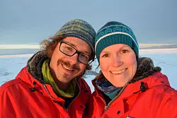 Helene und Thomas Hoffmann hatten bei ihrem Aufenthalt in der Neumayer-Station III in der Antarktis die Idee, einzelne Schneeflocken zu konservieren. - &copy; Hoffmann/Cryosity/dpa
