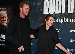 Vor der Nominierung war der Bundestrainer noch bei der Premiere der Völler-Doku. - © Arne Dedert/dpa