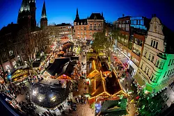 Der Lamberti-Markt in Oldenburg zieht viele Besucher an. - &copy; Hauke-Christian Dittrich/dpa