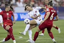 Kein Durchkommen für Dänemark im EM-Spiel gegen Polen. - © Urs Flueeler/KEYSTONE/dpa