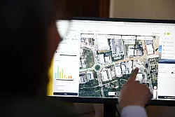 Bei vielen Aufgaben kommt KI bislang lediglich als Werkzeug zur Vereinfachung und Beschleunigung von Prozessen zum Einsatz. Am Ende trifft ein Mensch die Entscheidung. (Symbolbild) - © Simon Kremer/dpa