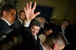 Nach Auszählung der Stimmen fast aller Wahllokale lag Dan uneinholbar vor dem Rechtspopulisten Simion. - © Vadim Ghirda/AP/dpa