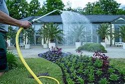 Bew&auml;ssern der Beete vor der Orangerie im Park des Schlosses Rosenau - weil der Niederschlag fehlt. - &copy; Pia Bayer/dpa