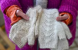 Seit Jahren spinnt Svenja Suhr Garn aus Hundehaaren und strickt daraus auch Schals, Stulpen und andere Accessoires. - &copy; Jens Kalaene/dpa