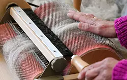 Vor der Verarbeitung muss die Wolle gereinigt werden. Damit die Wolle gut rieche, werde sie zudem mit Fellshampoo gewaschen. - &copy; Jens Kalaene/dpa