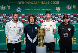 Wer hält den Pokal am Samstagabend in den Händen? Die Bielefelder oder die Stuttgarter? - © Soeren Stache/dpa
