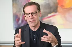 Für den Curevac-Vorstansvorsitzenden Alexander Zehnder ist die Transaktion mehr als nur ein geschäftlicher Schritt. (Archivfoto) - © Bernd Weißbrod/dpa