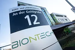 Ob der Milliardengewinne in der Pandemie wurde schon viel über die Adresse des Firmensitzes von Biontech gewitzelt. Das Unternehmen sitzt in Mainz in der Straße «An der Goldgrube». (Archivfoto) - © Sebastian Gollnow/dpa