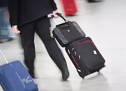 Wer schlau packt, freut sich später: Bei Dienstreisen sollte man auch auf sich und sein Wohlbefinden achten. - © Frank Rumpenhorst/dpa-tmn