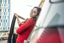 Stretching und Durchatmen: Gerade, wenn Dienstreisende mit dem Auto unterwegs sind, braucht es regelmäßige Pausen. - © Christin Klose/dpa-tmn