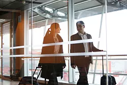 Bewegung tut gut: Bei Business-Trips sitzen Berufstätige oft ohnehin viel zu lange. - © Christin Klose/dpa-tmn