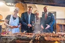 Ob Pizza, Burger oder Wurst - in den sozialen Medien geht es bei Bayerns Ministerpr&auml;sidenten, Markus S&ouml;der (CSU), h&auml;ufig ums Essen. (Archivfoto) - &copy; Armin Weigel/dpa