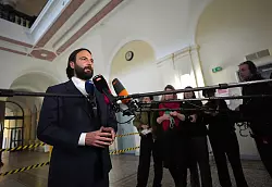 Blocks Verteidiger Ingo Bott gibt vor der Presse ein Statement ab. - &copy; Marcus Brandt/dpa
