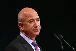 Jeff Bezos war bereits im Weltall. Nun hat er eine neue Rakete, die dorthin fliegen kann. (Archivbild) - © Paul Ellis/PA Wire/dpa