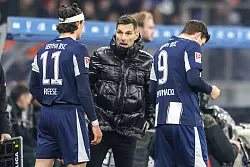Hertha-Trainer Leitl (m.) konne mit dem Auftritt seines Teams zufrieden sein. Nur Tore fehlten. - &copy; Andreas Gora/dpa