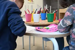 Ostdeutschland schneidet laut einer Studie bei der Kita-Fachkr&auml;ftequote besser ab als die westdeutschen Bundesl&auml;nder. (Archivbild) - &copy; Maximilian von Klenze/dpa