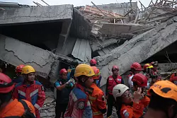 Das Geb&auml;ude war innerhalb von Sekunden eingest&uuml;rzt. - &copy; Trisnadi/AP/dpa