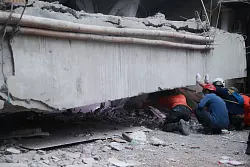 Die Retter konnten sich oft nur kriechend an m&ouml;gliche &Uuml;berlebende heranarbeiten. - &copy; Trisnadi/AP/dpa