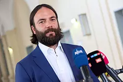 Verteidiger Bott befragte den Ex-Mann seiner Mandantin &uuml;ber viele Stunden. - &copy; Georg Wendt/dpa