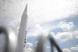 Modell einer Rakete des Arrow-3-Luftverteidigungssystems - © Sebastian Christoph Gollnow/dpa