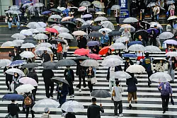 Menschen mit Mund-Nasen-Schutz in Tokio. - &copy; James Matsumoto/SOPA Images via ZUMA Press Wire/dpa