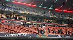 Polizisten untersuchen den Vorfall. - © Christian Charisius/dpa