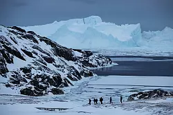 Grönland ist sechs Mal so groß wie Deutschland, hat aber nur knapp 57.000 Einwohner. (Archivbild) - © Steffen Trumpf/dpa