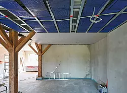Moderne Klimadecke für den Altbau: Die Kapillarrohr-Matten an der Decke werden später mit Gipsplatten verkleidet. - © Patrick Pleul/dpa/dpa-tmn