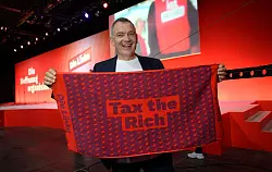 «Tax the rich» - das Motto wiederholt Parteichef Jan van Aken immer wieder. - © Hendrik Schmidt/dpa