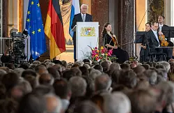 Bundespr&auml;sident Frank-Walter Steinmeier spricht beim Festakt zum 75. Jahrestag des Verfassungskonvent im Spiegelsaal des Neuen Schlosses auf der Insel Herrenchiemsee. - &copy; Peter Kneffel/dpa