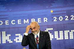 Albaniens Ministerpräsident Edi Rama plant "Vatikan" für muslimischen Bektashi-Orden - © Andreea Alexandru/AP/dpa