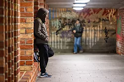 Frauen f&uuml;hlen sich im &ouml;ffentlichen Raum h&auml;ufiger unsicher als M&auml;nner. - &copy; Sina Schuldt/dpa