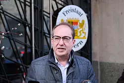 CSU-Landesgruppenchef Alexander Dobrindt nimmt an den Koalitionsverhandlungen teil. Wann die neue Koalition steht, ist noch offen. Der Verfassungsschutz rechnet bis zur Regierungsbildung mit weiteren russischen Störversuchen. - © Annette Riedl/dpa