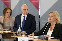 Seit dem Ausscheiden des langjährigen Präsidenten des Bundesamts für Verfassungsschutz, Thomas Haldenwang, leiten die Vizepräsidenten, Sinan Selen und Silke Willems, - hier mit Bundesinnenministerin Nancy Faeser (SPD) - die Behörde. (Archivbild) - © Henning Kaiser/dpa