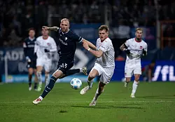 Bochums Philipp Hofmann (l) setzt sich gegen Tim Siersleben durch. - © Fabian Strauch/dpa